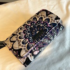 Vera Bradley wristlet - excellent condition